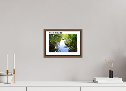 DIN A4 (29,7 x 21 cm), Classic Print in Floater Frame - Walnut Seid Bereit