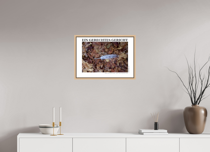 DIN A2 (59,4 x 42 cm), Fine Art Print in Floater Frame - Natural Maple Ein Gerechtes Gericht